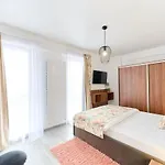 Royale Sundance 6 *