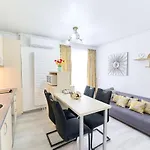 Royale Sundance 6 *